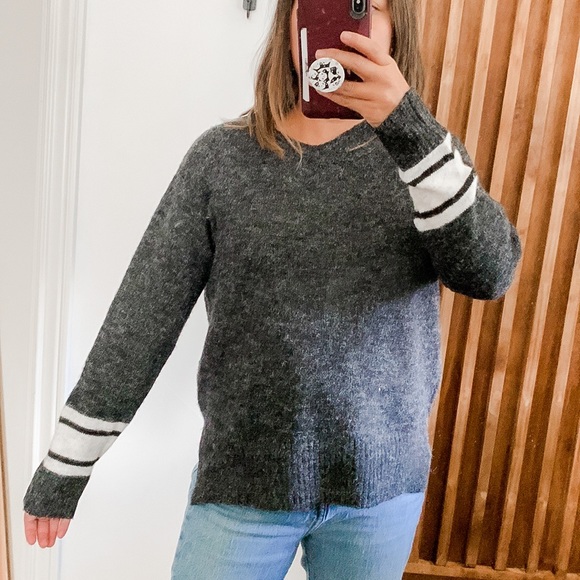 - REVOLVE Heartloom slit neck Varsity‎ Pullover. S - Picture 11 of 11